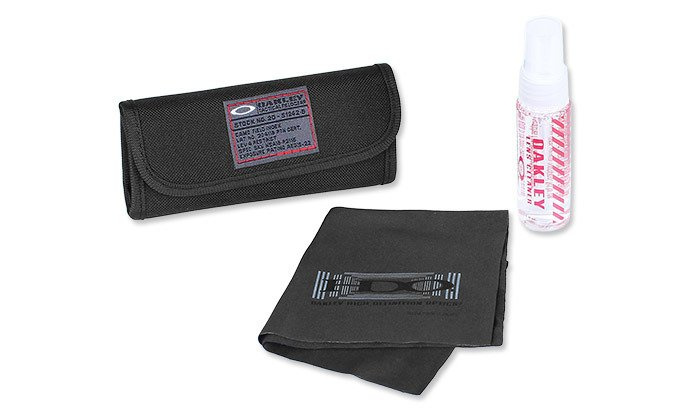 Zestaw do czyszczenia wizjerów Oakley Lens Cleaning Kit. W jego skład wchodzi: - 60 ml butelka z atomizerem zawierająca płyn do czyszczenia Oakley Lens Cleaner, - nie pozostawiająca śladów ściereczka Microclair® wykonana z mikrofibry. Całość zamknięta jest w nylonowym, zamykanym na rzep pokrowcu w kolorze czarnym. Waga zestawu: 77g - LifeGun.pl Oakley - Zestaw do czyszczenia wizjerów - Lens Cleaning Kit - 07-012-1
