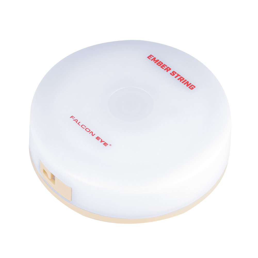 Lampa kempingowa Ember String w formie okrągłej puszki z dwoma źródłami światła od firmy Falcon Eye. Lampa Ember jest ciekawym urządzeniem pod kątem funkcjonalności, zamkniętej w nietuzinkowej formie. Obudowę urządzenia wykonano z polimeru, dzięki czemu posiada relatywnie wysoką wytrzymałość przy niskiej wadze. Jego rozmaite tryby oświetlenia będą nad wyraz pomocne i przyjemne podczas spędzania czasu - LifeGun.pl Falcon Eye - Lampa kempingowa Ember String - FCL0031-1