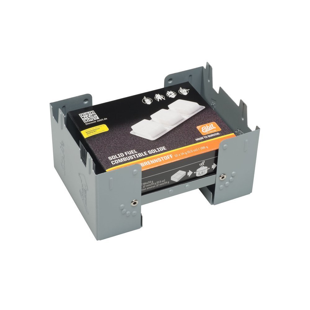 Kuchenka polowa na paliwo stałe wykonana z lekkiego i wytrzymałego stopu galwanizowanej stali. Po złożeniu mieści się w kieszeni. Pozwala na podgrzanie posiłku w terenie. W zestawie paliwo stałe ESBIT - 12szt. x 14g. Tabletki zapakowane są w szczelnych opakowaniach co zapobiega ich zamoknięciu. Dzięki specjalnej konstrukcji kuchenki, z łatwością można odpalić podpałkę nawet przy - LifeGun.pl Esbit - Kuchenka Na Paliwo Stałe - Large - 12x14g - 002 890 00-1