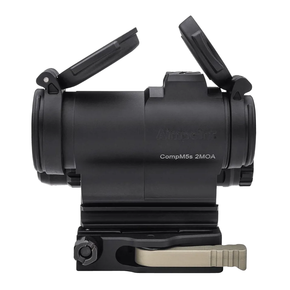 Układ optyczny Aimpoint CompM5s 2MOA posiada ochronne odchylane osłony soczewek. Pokrywa przednia jest solidna, a tylna przezroczysta. Nowe, innowacyjne soczewki z ulepszonymi powłokami odblaskowymi radykalnie poprawiają kształt kropki 2 MOA. To sprawia, że ta optyka doskonale pasuje do lup 3XMag-1 i 6XMag-1. Obudowa celownika wykonana jest z twardego anodyzowanego stopu aluminium dla optymalnej ochrony elementów elektronicznych i optycznych we wszystkich typach warunków środowiskowych. Standardowa konfiguracja CompM5 zawiera celownik, montaż LRP i dystanser 39 mm. Celownik CompM5s ma komorę niskiego poziomu baterii, podczas gdy CompM5 ma komorę wysokiej baterii. - LifeGun.pl Kolimator Aimpoint CompM5s 2MOA LRP39mm 200500 z montażem 3