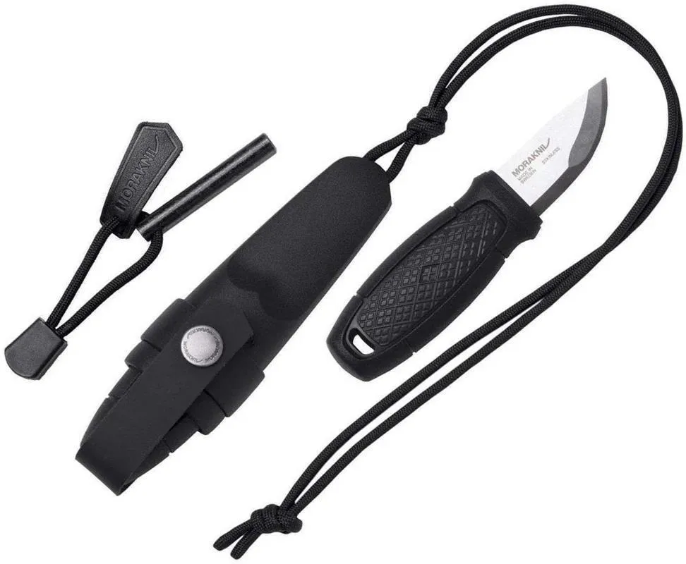 Nóż Mora Eldris Neck Black to niezawodny towarzysz w outdoorze, wyposażony w krzesiwo, paracord i bezpieczną pochwa, gwarantujący komfort i bezpieczeństwo. - LifeGun.pl NZ ELN SS 01 1