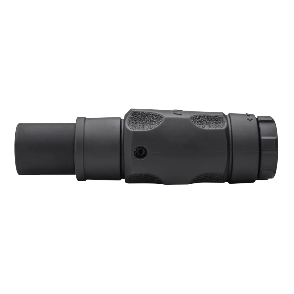 Aimpoint 6XMag™-1 to zaawansowany powiększalnik o 6-krotnym powiększeniu, zaprojektowany z myślą o profesjonalnych użytkownikach, którzy pragną zwiększyć możliwości swojego celownika kolimatorowego. Dzięki solidnej konstrukcji i wysokiej jakości optyce, 6XMag-1 doskonale sprawdza się w wymagających warunkach terenowych. - LifeGun.pl Powiększalnik Aimpoint 6XMag 1 4