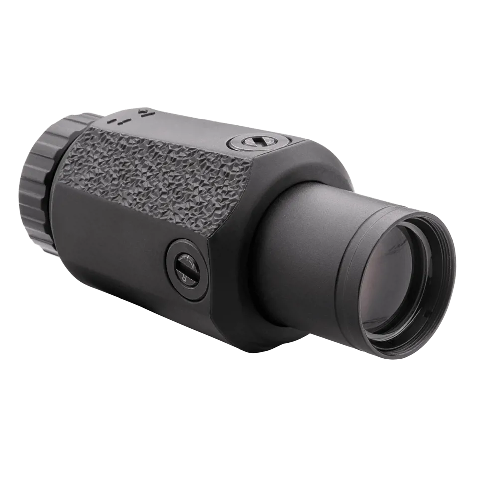 Powiększalnik Aimpoint® 3X-C – precyzyjne powiększenie do kolimatorów Aimpoint Powiększalnik Aimpoint® 3X-C to wysokiej jakości urządzenie optyczne, które zwiększa powiększenie Twojego kolimatora Aimpoint do 3×, pozwalając na dokładniejsze celowanie na średnich i dalszych dystansach. Zaprojektowany z myślą o łatwym montażu i szybkim przełączaniu między powiększonym a standardowym widokiem. Wysoka jakość optyki i ergonomia Model 3X-C - LifeGun.pl Powiększalnik do kolimatora Aimpoint 3X C 2