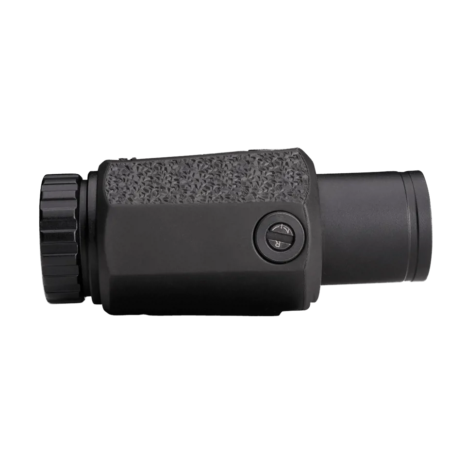 Powiększalnik Aimpoint® 3X-C – precyzyjne powiększenie do kolimatorów Aimpoint Powiększalnik Aimpoint® 3X-C to wysokiej jakości urządzenie optyczne, które zwiększa powiększenie Twojego kolimatora Aimpoint do 3×, pozwalając na dokładniejsze celowanie na średnich i dalszych dystansach. Zaprojektowany z myślą o łatwym montażu i szybkim przełączaniu między powiększonym a standardowym widokiem. Wysoka jakość optyki i ergonomia Model 3X-C - LifeGun.pl Powiększalnik do kolimatora Aimpoint 3X C 4