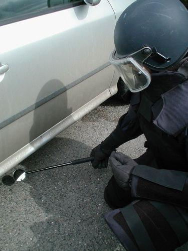 Panoramiczne taktyczne lusterko ESP Ø 92 mm z nietłukącego polimeru do pałek teleskopowych ze stalową końcówką. Umożliwia inspekcję miejsc trudno dostępnych. W zestawie nylonowy pokrowiec z mocowaniem Metallic Clip na pas lub taśmy MOLLE... - LifeGun.pl Lusterko taktyczne ESP Ø 92mm do pałki teleskopowej, etui (BMO-03 / BMH-03)-6