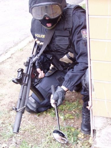 Panoramiczne taktyczne lusterko ESP Ø 92 mm z nietłukącego polimeru do pałek teleskopowych ze stalową końcówką. Umożliwia inspekcję miejsc trudno dostępnych. W zestawie nylonowy pokrowiec z mocowaniem Metallic Clip na pas lub taśmy MOLLE... - LifeGun.pl Lusterko taktyczne ESP Ø 92mm do pałki teleskopowej, etui (BMO-03 / BMH-03)-7