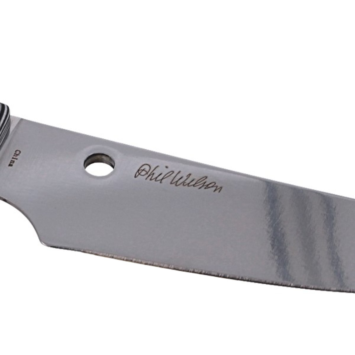 Bow River producent noży custom Phil Wilson myśliwy i wędkarz, który wykorzystuje zdobyte na tych płaszczyznach doświadczenie w swoich projektach. Row Bowie to efekt współpracy ze Spyderco, skierowany do miłośników przygód dysponujących mniejszym budżetem - LifeGun.pl Nóż Spyderco Bow River Black/Gray G10, Satin 8Cr13MoV by Phil Wilson (FB46GP)-9