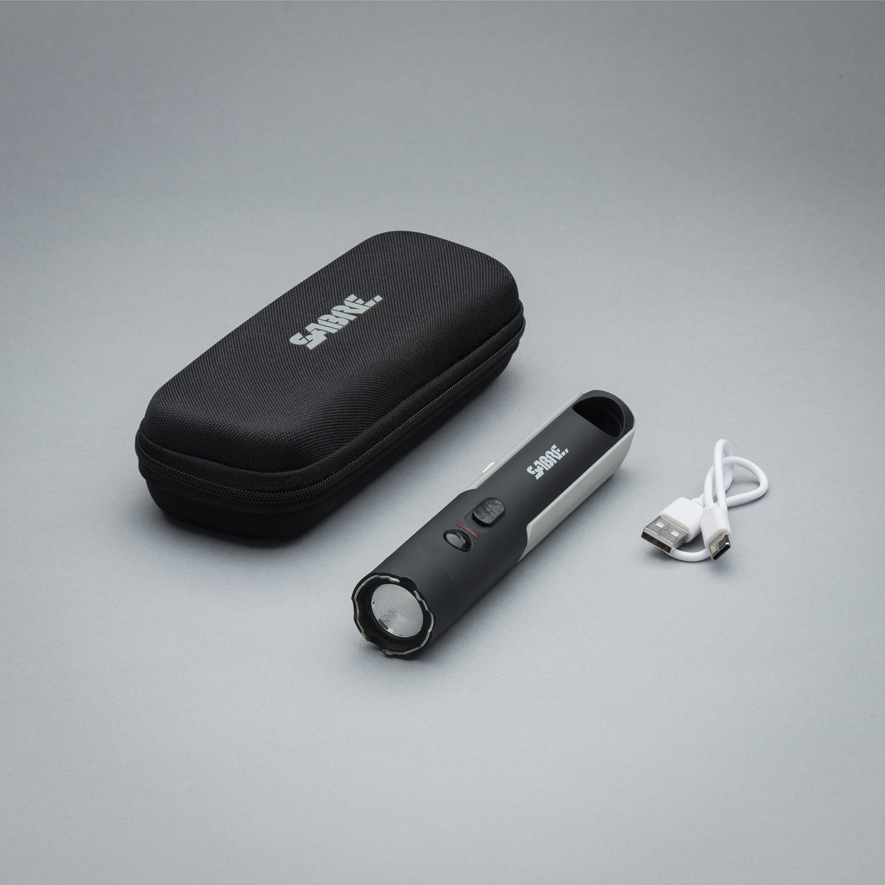 Poręczny i niezawodny – paralizator SABRE 2-w-1 łączący moc paralizatora i latarki LED, zapewnia bezpieczeństwo w każdej sytuacji. - LifeGun.pl Paralizator Sabre 2w1 z latarką 200 lm 1