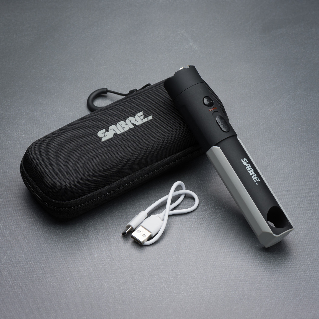 Poręczny i niezawodny – paralizator SABRE 2-w-1 łączący moc paralizatora i latarki LED, zapewnia bezpieczeństwo w każdej sytuacji. - LifeGun.pl Paralizator Sabre 2w1 z latarką 200 lm 2