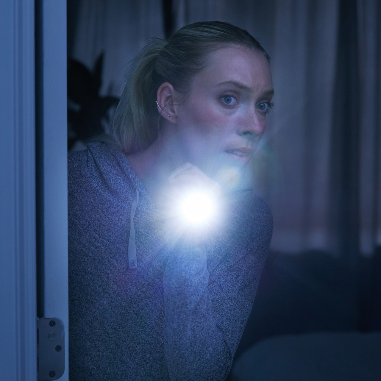 Poręczny i niezawodny – paralizator SABRE 2-w-1 łączący moc paralizatora i latarki LED, zapewnia bezpieczeństwo w każdej sytuacji. - LifeGun.pl Paralizator Sabre 2w1 z latarką 200 lm 3