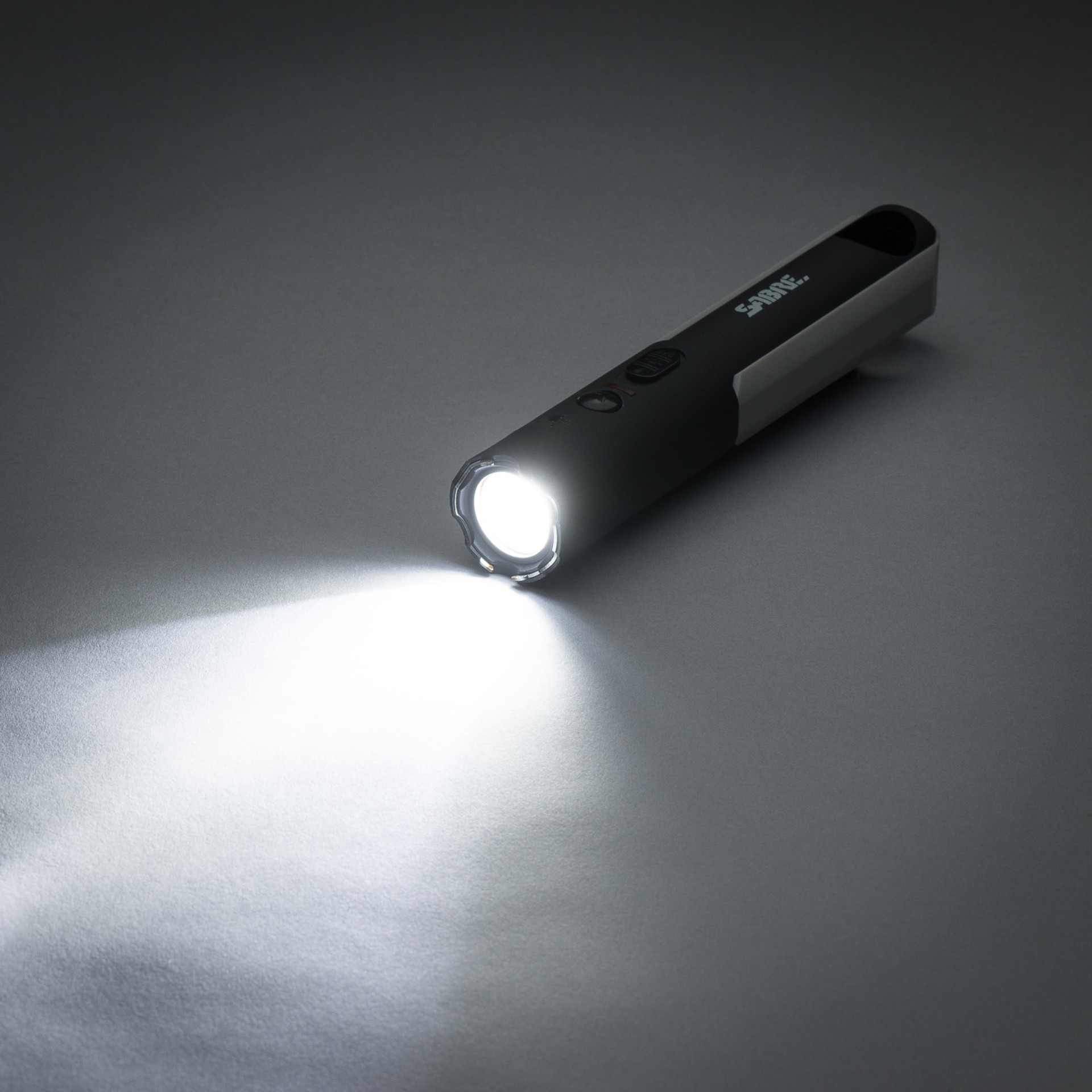 Poręczny i niezawodny – paralizator SABRE 2-w-1 łączący moc paralizatora i latarki LED, zapewnia bezpieczeństwo w każdej sytuacji. - LifeGun.pl Paralizator Sabre 2w1 z latarką 200 lm 5