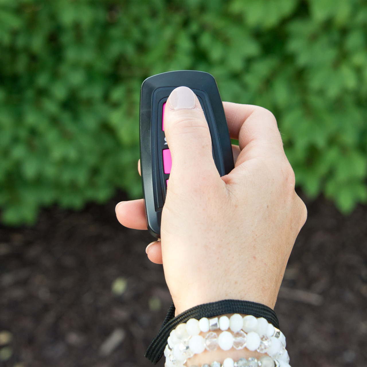 Zapewnij sobie bezpieczeństwo z paralizatorem SABRE 3-w-1: głośny alarm, silny paralizator i praktyczna latarka w stylowym, małym opakowaniu. - LifeGun.pl Paralizator Sabre 3w1 G S 1013 Rozowy 1