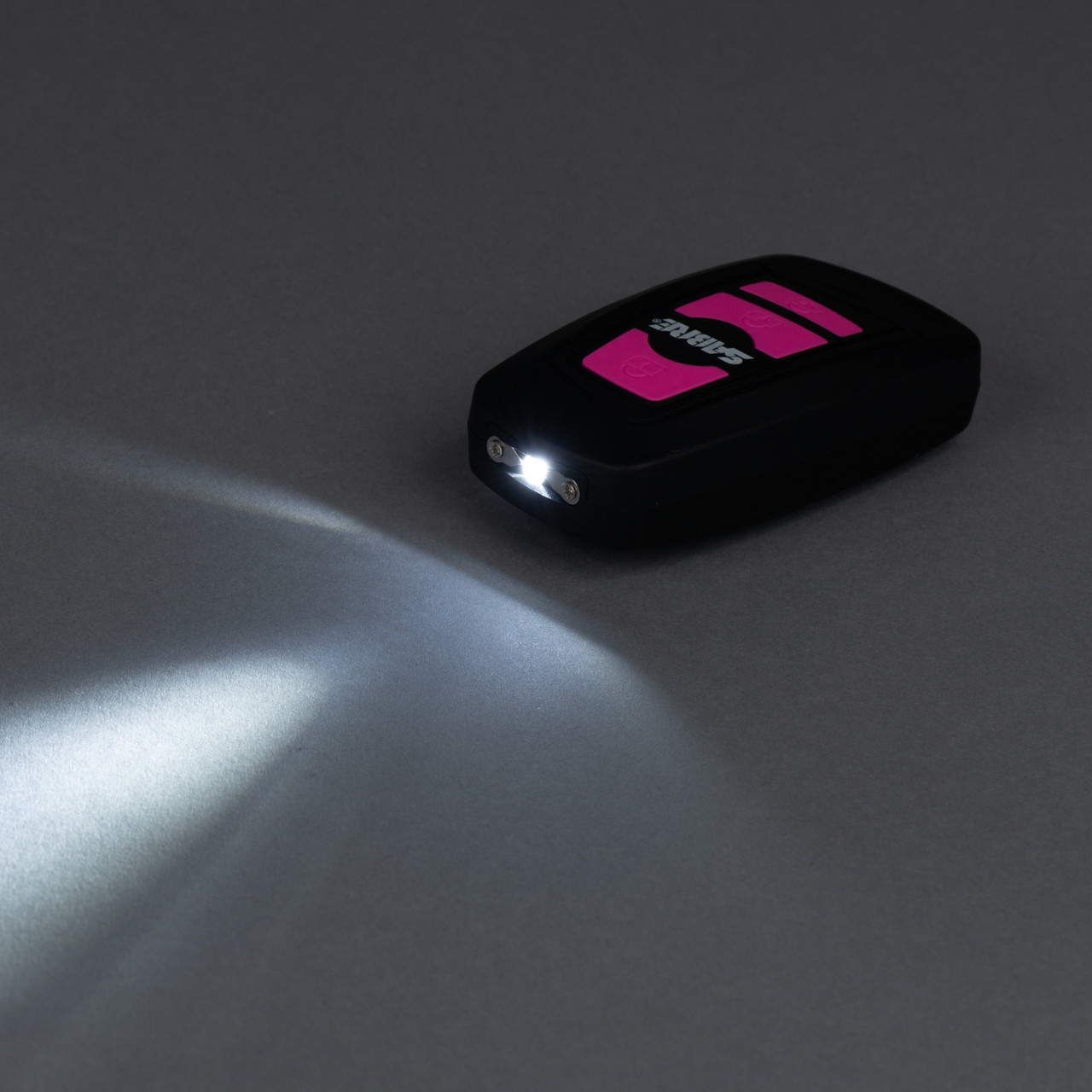 Zapewnij sobie bezpieczeństwo z paralizatorem SABRE 3-w-1: głośny alarm, silny paralizator i praktyczna latarka w stylowym, małym opakowaniu. - LifeGun.pl Paralizator Sabre 3w1 G S 1013 Rozowy 5