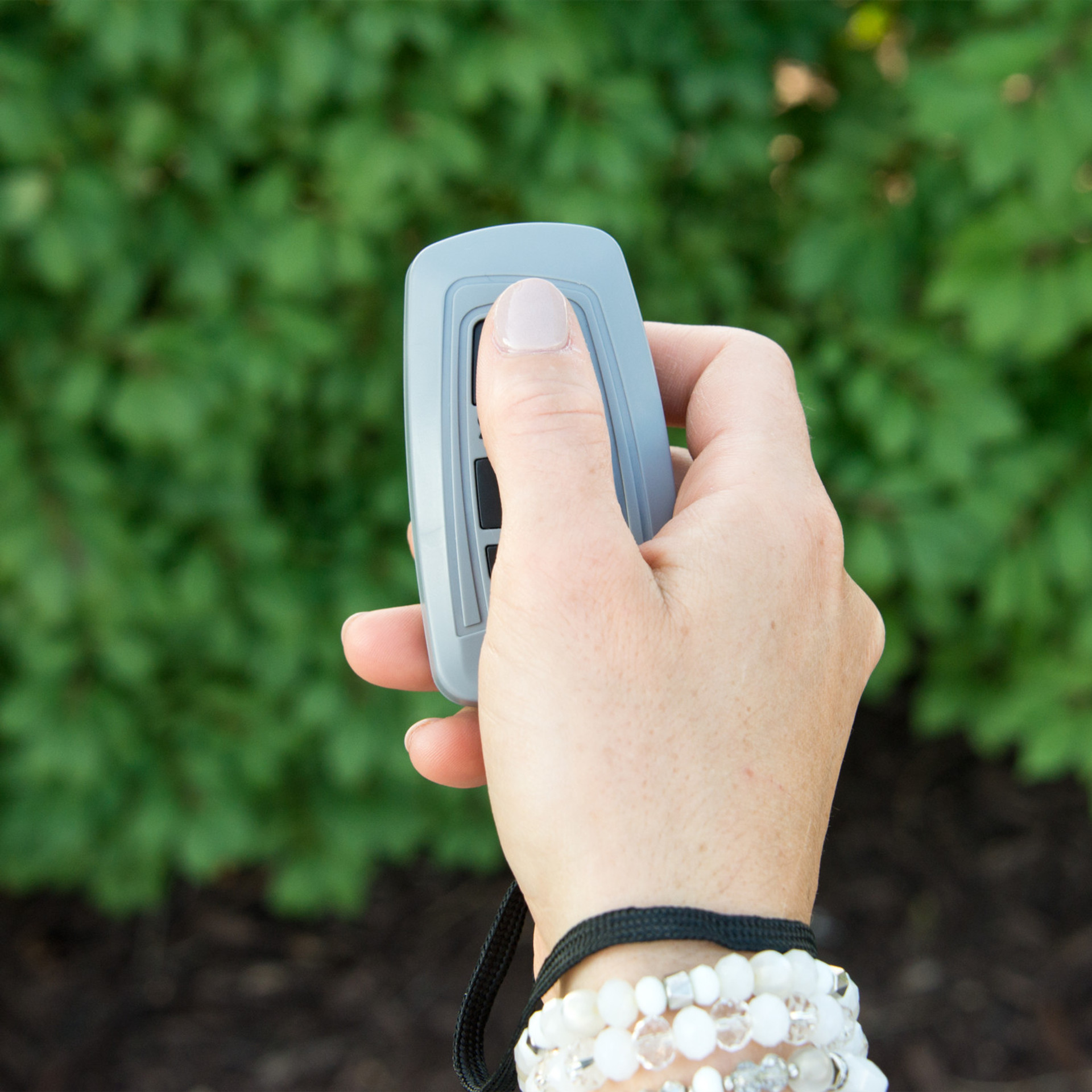 Zapewnij sobie bezpieczeństwo z paralizatorem SABRE 3-w-1: głośny alarm, silny paralizator i praktyczna latarka w stylowym, małym opakowaniu. - LifeGun.pl Paralizator Sabre 3w1 G S 1013 szary 1