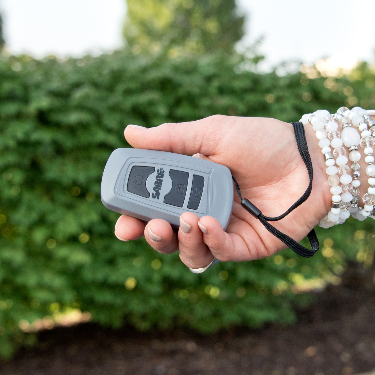 Zapewnij sobie bezpieczeństwo z paralizatorem SABRE 3-w-1: głośny alarm, silny paralizator i praktyczna latarka w stylowym, małym opakowaniu. - LifeGun.pl Paralizator Sabre 3w1 G S 1013 szary 2