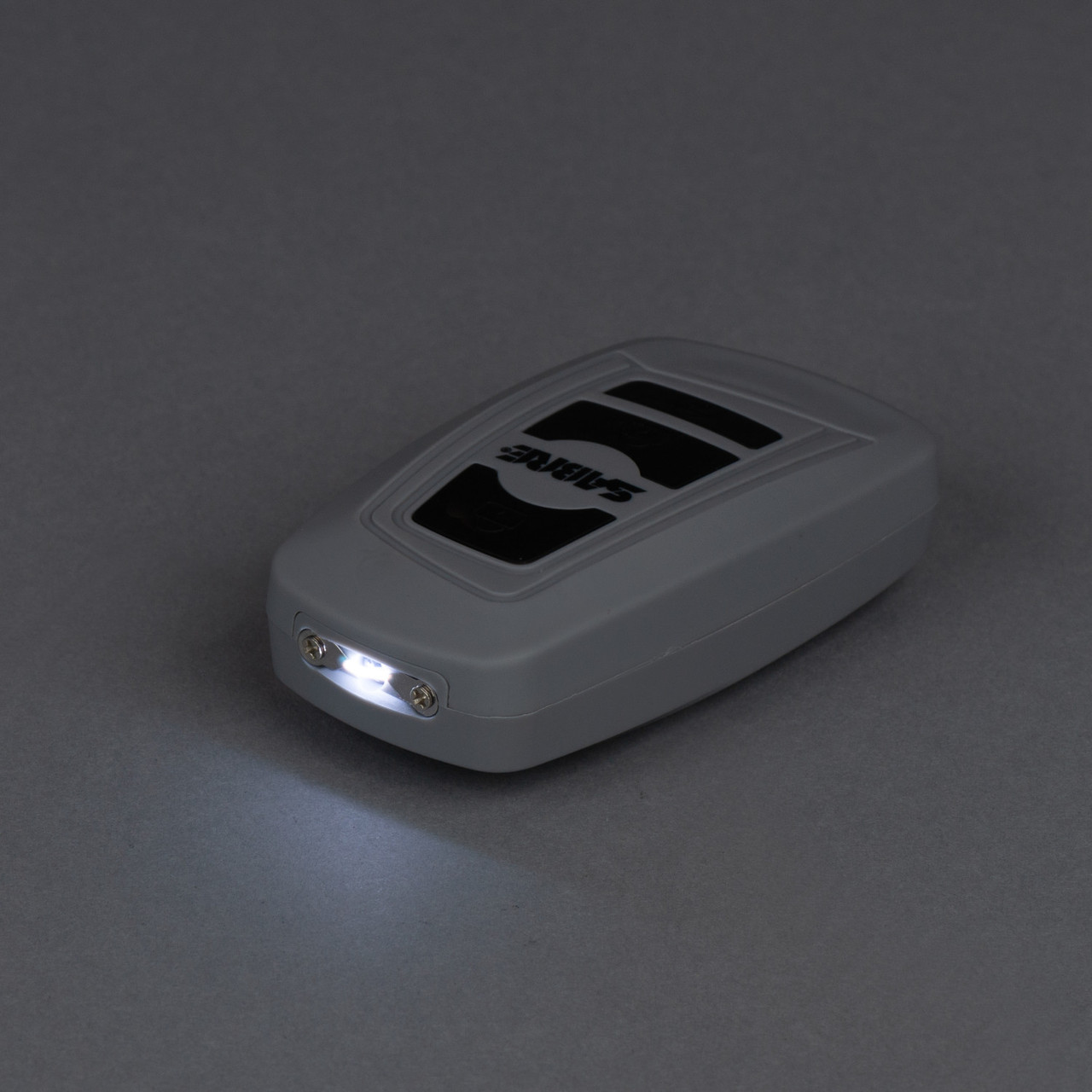 Zapewnij sobie bezpieczeństwo z paralizatorem SABRE 3-w-1: głośny alarm, silny paralizator i praktyczna latarka w stylowym, małym opakowaniu. - LifeGun.pl Paralizator Sabre 3w1 G S 1013 szary 4