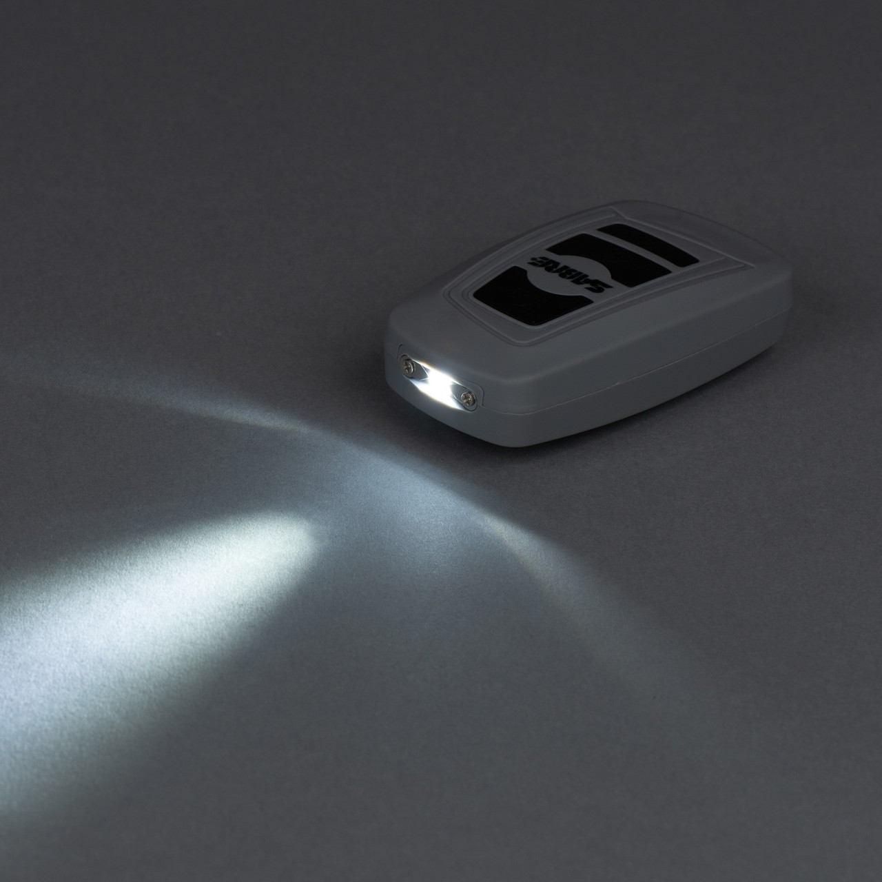 Zapewnij sobie bezpieczeństwo z paralizatorem SABRE 3-w-1: głośny alarm, silny paralizator i praktyczna latarka w stylowym, małym opakowaniu. - LifeGun.pl Paralizator Sabre 3w1 G S 1013 szary 5