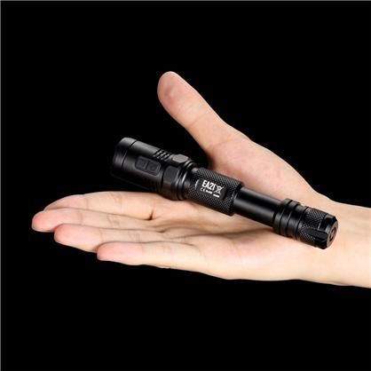 Maksymalny czas pracy (godz.): 30 | Zasięg wiązki światła (m): 167 | Waga bez baterii (g): 67 | Futerał: Tak | Wodoodporność: Do 2 m | Kolor: Czarny | Baterie (kompatybilne): 2x AA | Długość całkowita (mm): 141 | Średnica głowicy (mm): 25 | Źródło światła: Dioda LED CREE XP-G2 (R5) | Światło stroboskopowe: nie | Moc światła (L): 360 - LifeGun.pl Latarka Nitecore EA21 Explorer 360 Lumenów-3