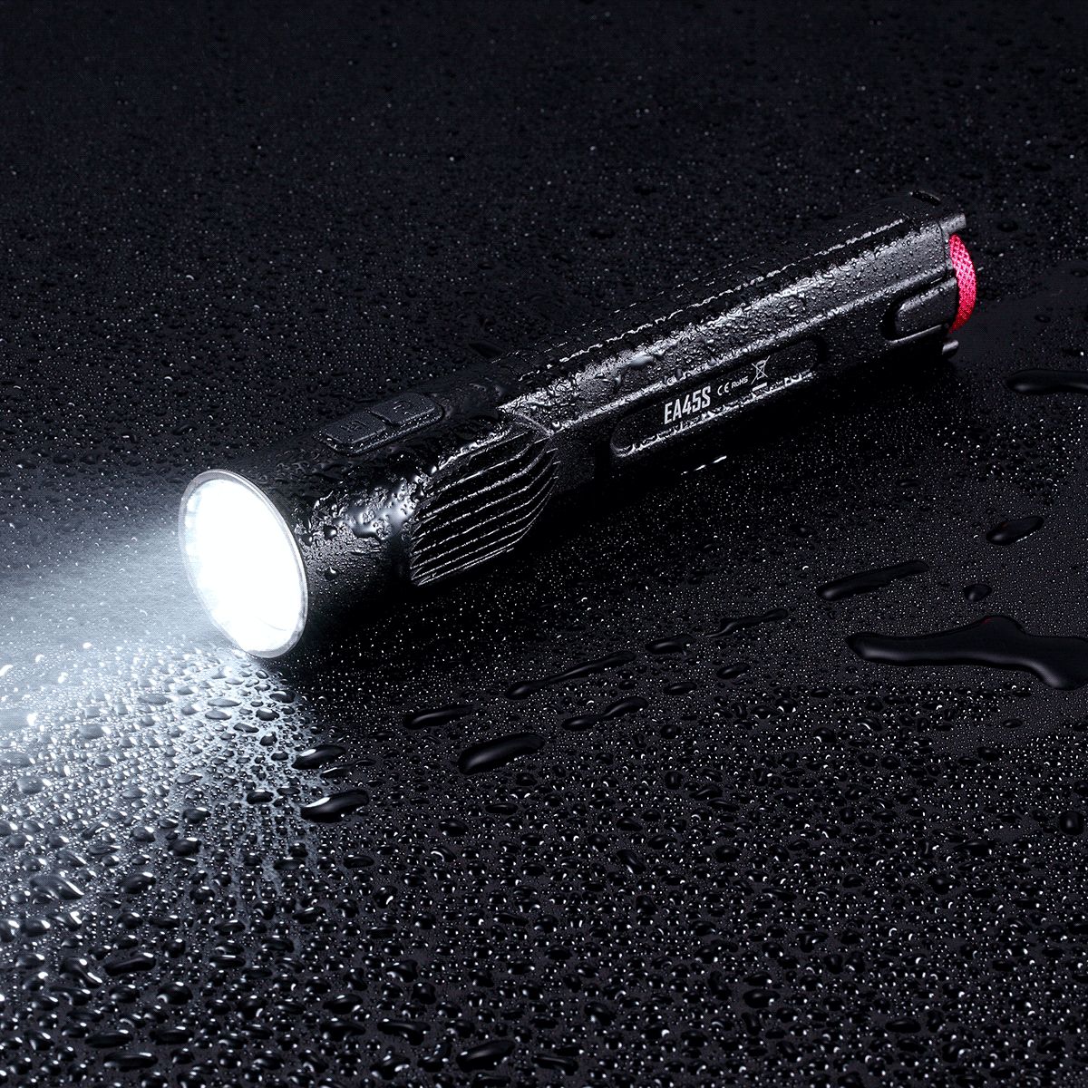 Światło S.O.S.: Tak | Maksymalny czas pracy (godz.): 416 | Zasięg wiązki światła (m): 402 | Waga bez baterii (g): 133 | Ładowarka w zestawie: Nie | Baterie w zestawie: Nie | Futerał: Tak | Wodoodporność: Tak | Kolor: Czarny | Baterie (kompatybilne): 4x AA | Długość całkowita (mm): 170 | Średnica głowicy (mm): 34 | Źródło światła: Dioda LED CREE XP-L HI V3 | Światło stroboskopowe: tak | Moc światła (L): 1000 - LifeGun.pl Latarka Nitecore LED Cree XP-L HI V3 EA45S 1000 lumenów-4