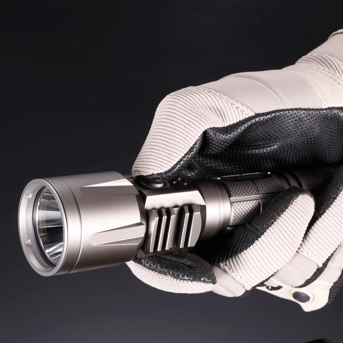 Światło S.O.S.: Tak | Maksymalny czas pracy (godz.): 325 | Zasięg wiązki światła (m): 283 | Waga bez baterii (g): 171 | Futerał: Tak | Wodoodporność: Tak | Kolor: Czarny | Baterie (kompatybilne): 1 x 18650 lub 2 x CR123 | Długość całkowita (mm): 160 | Średnica głowicy (mm): 40 | Źródło światła: Dioda LED Premium CREE XM-L U2 | Światło stroboskopowe: tak | Moc światła (L): 860 - LifeGun.pl Latarka Nitecore P25 Smilodon 860 Lumenów-2