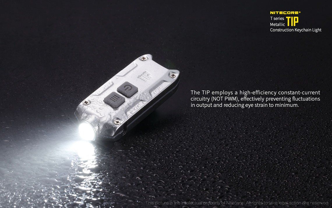 Latarka Nitecore TIP CRI 240 Lumenów TIP CRI to młodszy brat popularnej latarki TIP. Ma maksymalną moc 240 lumenów i świeci światłem neutralnym białym. Jej światło dociera na odległość nawet 56 metrów. Latarka charakteryzuje się kompaktowymi rozmiarami i możliwością ładowania przez USB. Choć w zestawie brak jest kabla zasilającego to można do jej - LifeGun.pl Latarka Nitecore TIP CRI 240 Lumenów-11