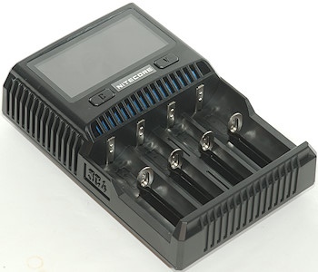 Ładowarka Nitecore SC4 Ładowarka Nitecore Superb Charger SC4 pozwala na ładowanie 4 akumulatorów niezależnie. Prąd ładowania ładowarki SC4 Superb Charger wynosi 6 A na 4 gniazda. Maksymalny prąd ładowania w pojedynczym gnieździe to 3A. Przejrzysty wyświetlacz LCD pozwala na kontrolę naładowania akumualtorów, oraz manualne wybieranie trybu pracy ładowarki. CECHY: 4 kanały ładowania Zoptymalizowany program do - LifeGun.pl Ładowarka Nitecore SC4-3