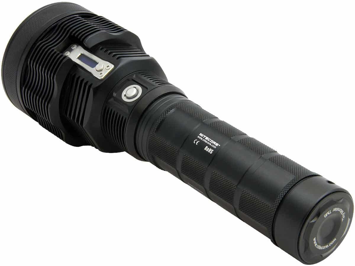 Zasięg wiązki światła (m): 1400 | Baterie w zestawie: Wbudowany akumulator | Wodoodporna: Tak - do 2 metrów | Opakowanie: Pudełko kartonowe | Moc światła (L): 1800 | Rękojeść: Aluminium | Źródło światła: Dioda LED CREE XHP35 HI D4 - LifeGun.pl Latarka Nitecore TM38 Tiny Monster 38 1800L-2