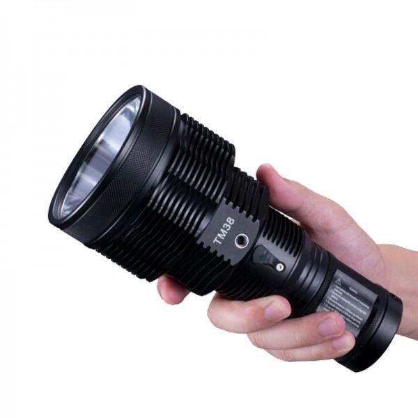 Zasięg wiązki światła (m): 1400 | Baterie w zestawie: Wbudowany akumulator | Wodoodporna: Tak - do 2 metrów | Opakowanie: Pudełko kartonowe | Moc światła (L): 1800 | Rękojeść: Aluminium | Źródło światła: Dioda LED CREE XHP35 HI D4 - LifeGun.pl Latarka Nitecore TM38 LITE Tiny Monster 38 1800L-4