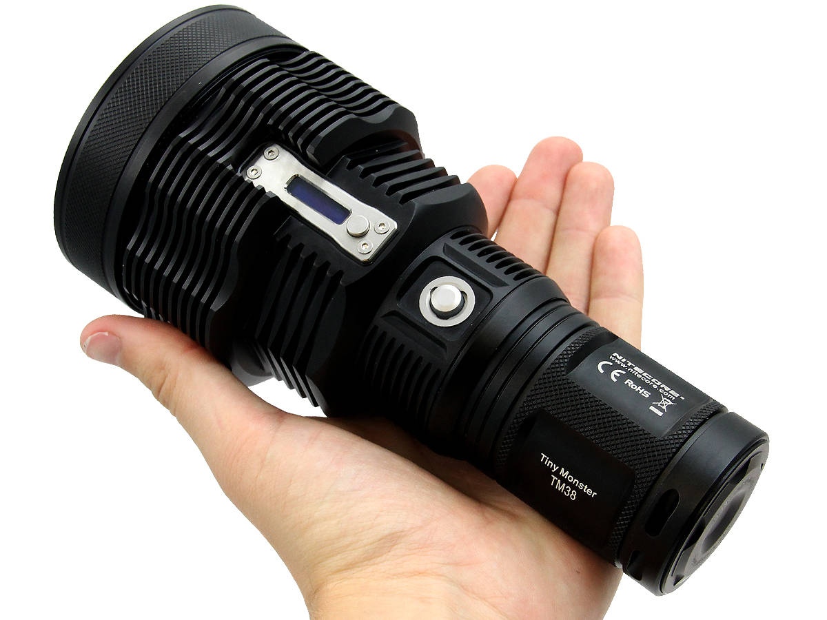 Zasięg wiązki światła (m): 1400 | Baterie w zestawie: Wbudowany akumulator | Wodoodporna: Tak - do 2 metrów | Opakowanie: Pudełko kartonowe | Moc światła (L): 1800 | Rękojeść: Aluminium | Źródło światła: Dioda LED CREE XHP35 HI D4 - LifeGun.pl Latarka Nitecore TM38 LITE Tiny Monster 38 1800L-5