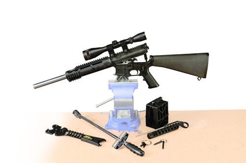 Zestaw The Wheeler® Delta Series® AR Armorer’s Essentials Kit 156111 zawiera wszystkie niezbędne narzędzia potrzebne rusznikarzowi lub użytkownikowi, aby dokonać modyfikacji karabinu, dokonać napraw lub wykonać normalną konserwację karabinów opartych na platformie AR-15 / M16. Każde z narzędzi z serii Delta zostało wykonane z najwyższej jakości materiałów, aby zapewnić długą żywotność narzędzia, utrzymując niewygórowaną cenę. Dzięki trwałemu i - LifeGun.pl Zestaw serwisowy AR Wheeler Delta AR Essential 156111-2