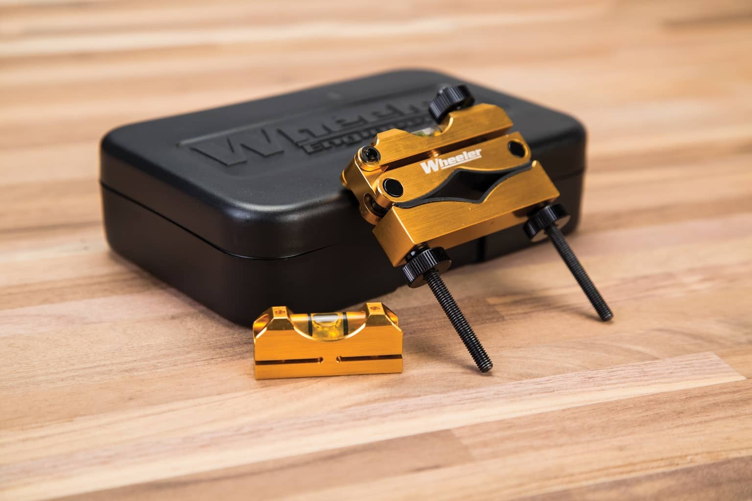 Zestaw 2 poziomic Wheeler 119050 Zestaw 2 poziomic Wheeler 119050 to precyzyjne narzędzie zaprojektowane w celu ułatwienia montażu lunety celowniczej na każdym rodzaju broni. Obróbka CNC, fabrycznie nastawione śruby do kalibracji, konstrukcja z anodyzowanego aluminium i ochronna obudowa sprawiają, że ten instrument jest klasą samą w sobie.System składa się z dwóch poziomic osadzonych w aluminiowych - LifeGun.pl Zestaw 2 poziomic Wheeler 119050-3