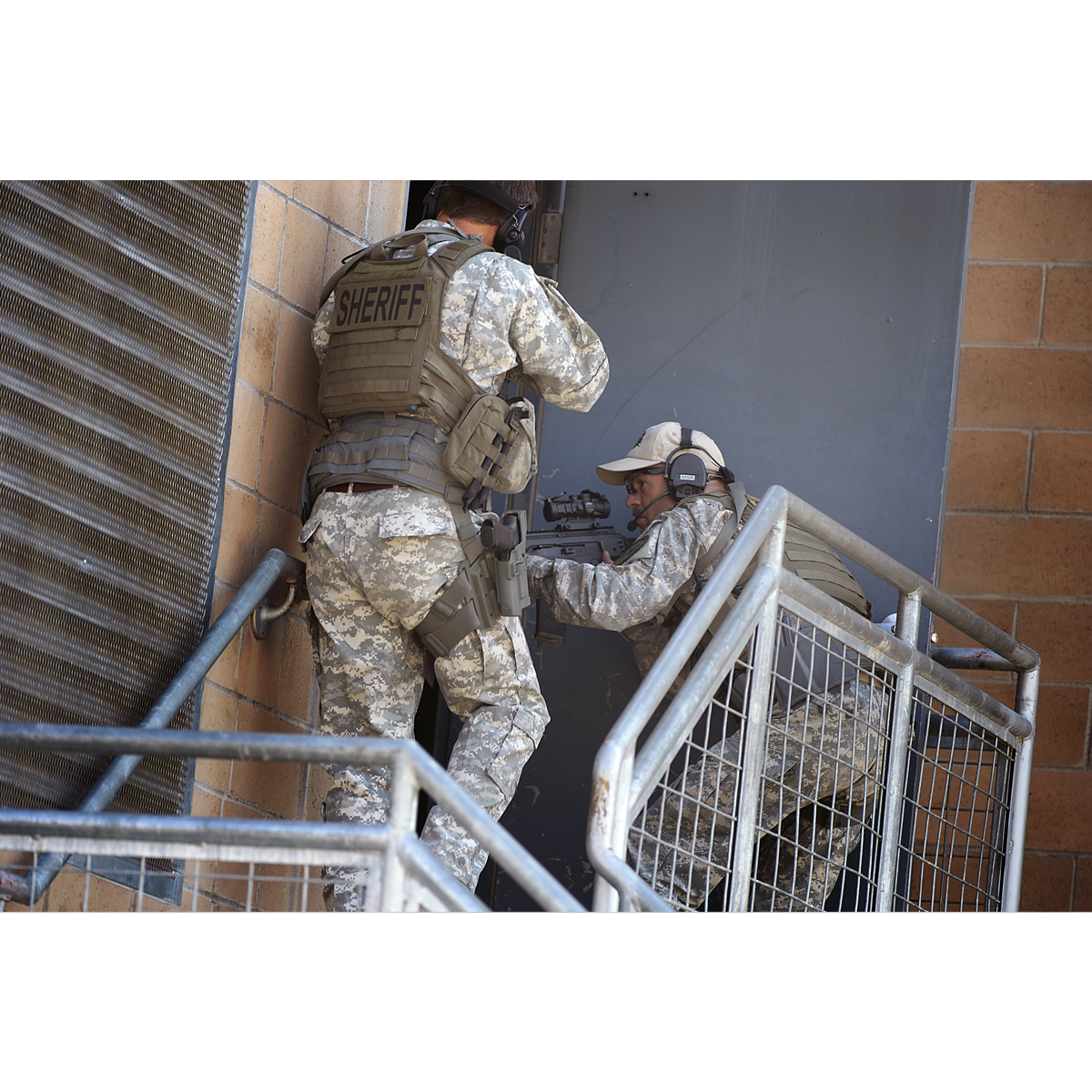 Powiększenie (x): 3 | Podziałki pokręteł (MOA/1 Click): 1/2 | Pole widzenia ze 100 m (m): ~9,75 | Waga (g): 374 - LifeGun.pl Kolimator Burris AR-332 Ballistic CQ (300208)-3