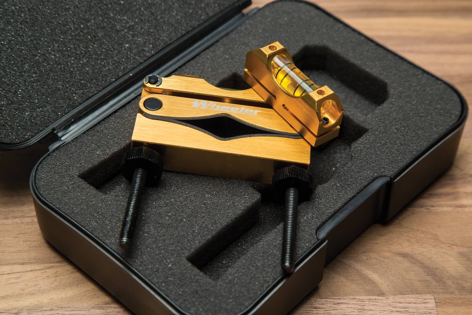 Zestaw 2 poziomic Wheeler 119050 Zestaw 2 poziomic Wheeler 119050 to precyzyjne narzędzie zaprojektowane w celu ułatwienia montażu lunety celowniczej na każdym rodzaju broni. Obróbka CNC, fabrycznie nastawione śruby do kalibracji, konstrukcja z anodyzowanego aluminium i ochronna obudowa sprawiają, że ten instrument jest klasą samą w sobie.System składa się z dwóch poziomic osadzonych w aluminiowych - LifeGun.pl Zestaw 2 poziomic Wheeler 119050-4