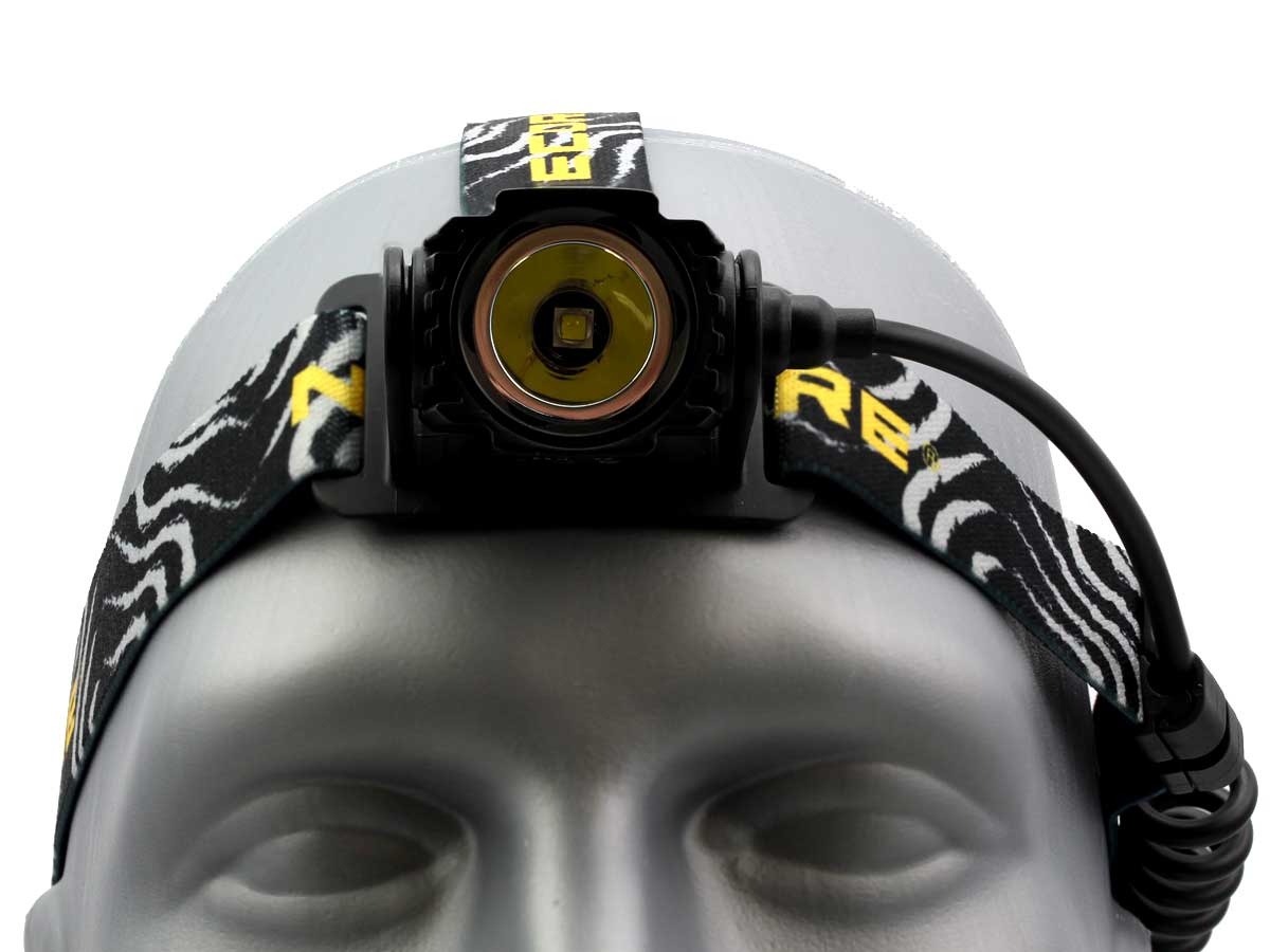 Latarka czołówka Nitecore HA40 1000 lumenów Czołówka od firmy Nitecore o mocy 1000 lumenów doskonale sprawdzi się jako wyposażenie EDC (codziennego użytku), a także jako sprzęt biwakowy czy poszukiwawczy. W latarce zastosowano mocną diodę LED CREE XM-L2 U2 i reflektor SMO. Dzięki temu jej światło jest mocne. Czołówka osiąga moc 1000 lumenów i ma maksymalny - LifeGun.pl Latarka czołówka Nitecore HA40 1000 lumenów-2