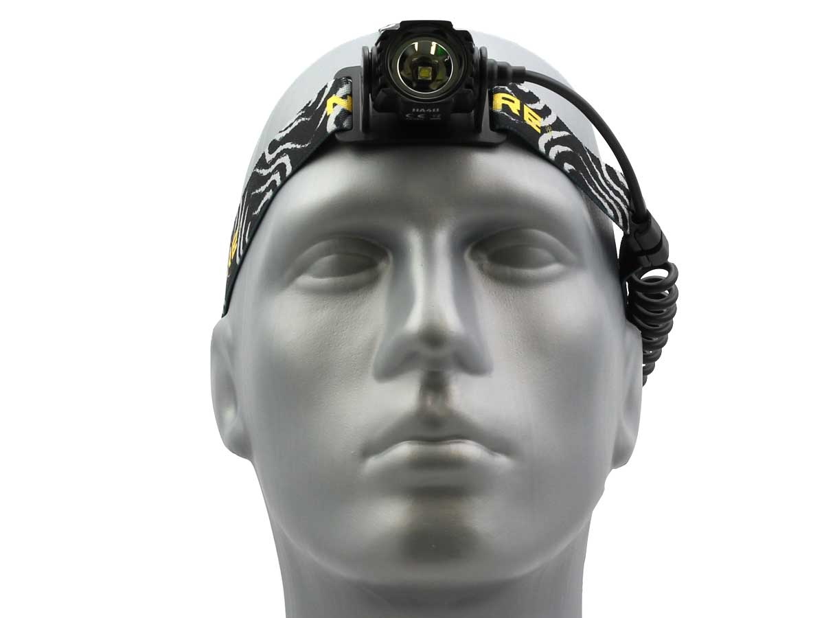 Latarka czołówka Nitecore HA40 1000 lumenów Czołówka od firmy Nitecore o mocy 1000 lumenów doskonale sprawdzi się jako wyposażenie EDC (codziennego użytku), a także jako sprzęt biwakowy czy poszukiwawczy. W latarce zastosowano mocną diodę LED CREE XM-L2 U2 i reflektor SMO. Dzięki temu jej światło jest mocne. Czołówka osiąga moc 1000 lumenów i ma maksymalny - LifeGun.pl Latarka czołówka Nitecore HA40 1000 lumenów-4