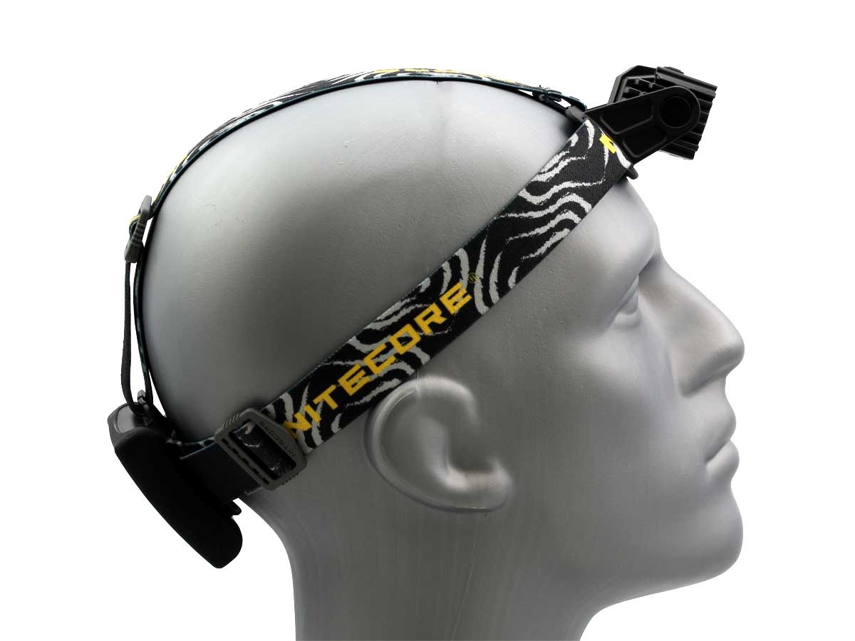 Latarka czołówka Nitecore HA40 1000 lumenów Czołówka od firmy Nitecore o mocy 1000 lumenów doskonale sprawdzi się jako wyposażenie EDC (codziennego użytku), a także jako sprzęt biwakowy czy poszukiwawczy. W latarce zastosowano mocną diodę LED CREE XM-L2 U2 i reflektor SMO. Dzięki temu jej światło jest mocne. Czołówka osiąga moc 1000 lumenów i ma maksymalny - LifeGun.pl Latarka czołówka Nitecore HA40 1000 lumenów-5