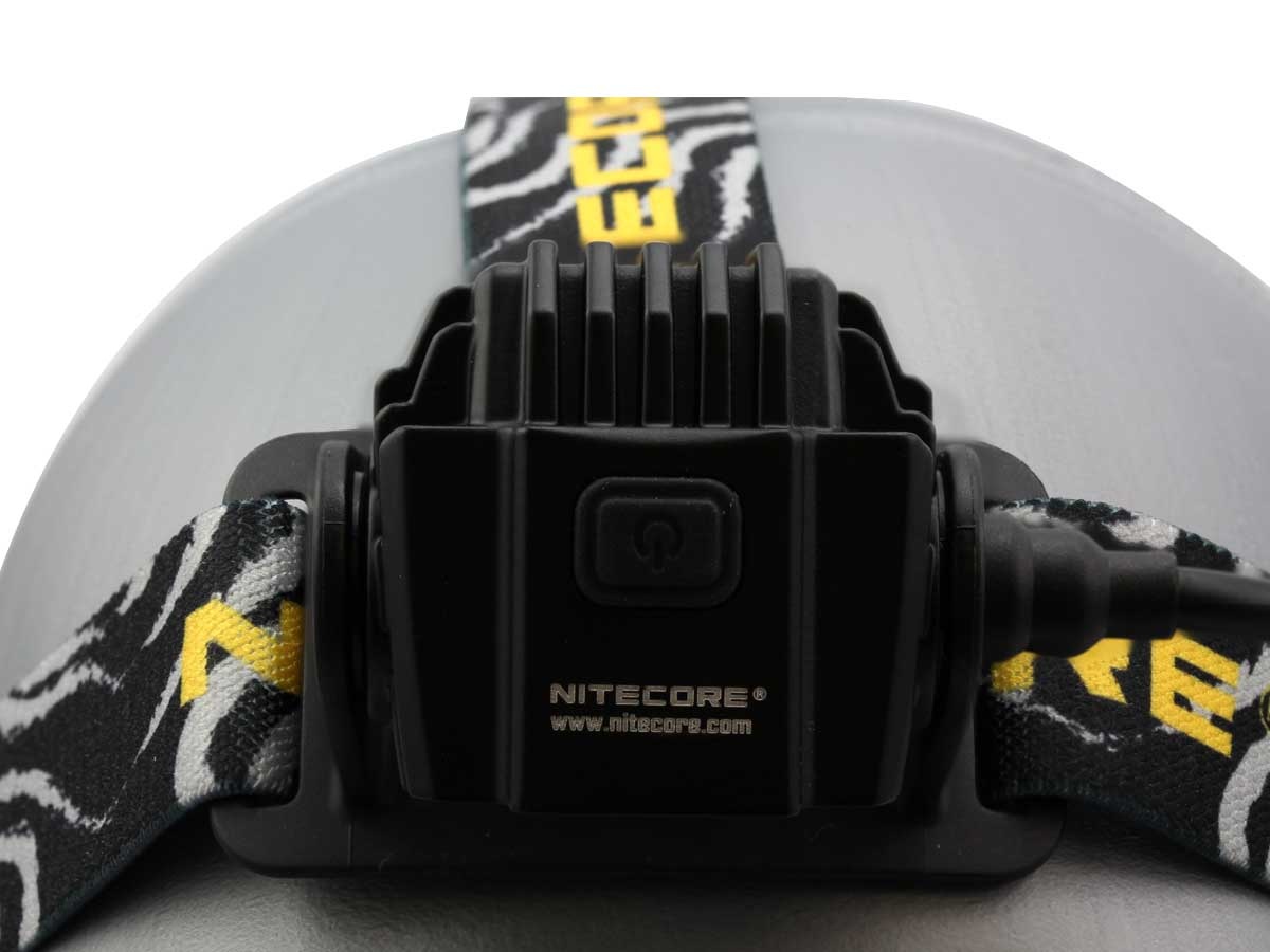 Latarka czołówka Nitecore HA40 1000 lumenów Czołówka od firmy Nitecore o mocy 1000 lumenów doskonale sprawdzi się jako wyposażenie EDC (codziennego użytku), a także jako sprzęt biwakowy czy poszukiwawczy. W latarce zastosowano mocną diodę LED CREE XM-L2 U2 i reflektor SMO. Dzięki temu jej światło jest mocne. Czołówka osiąga moc 1000 lumenów i ma maksymalny - LifeGun.pl Latarka czołówka Nitecore HA40 1000 lumenów-6