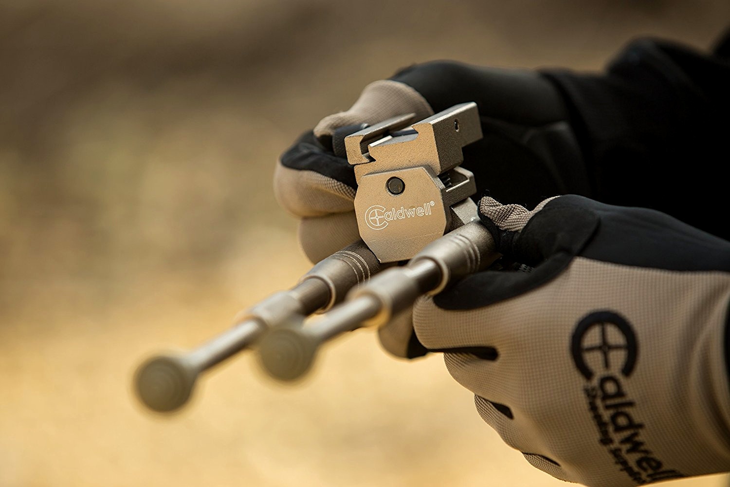 Dwójnóg stały AR PRO TAN Caldwell 534455 zapewnia stabilne podparcie podczas strzelania. Dwójnóg można przymocować do każdej broni palnej wyposażonej w szynę Piccatiny. Aluminiowa konstrukcja, zapewnia niską wagę, a nóżki można łatwo regulować. Aluminium zostało twardo anodyzowane w celu zapewnienia lepszej odporności na zniszczenia. Miękkie gumowe nakładki na nóżki zapewniają lepszą stabilność. Długość nóżek od 7 do 9 cali. - LifeGun.pl Dwójnog Bipod AR PRO TAN Caldwell 534455-3