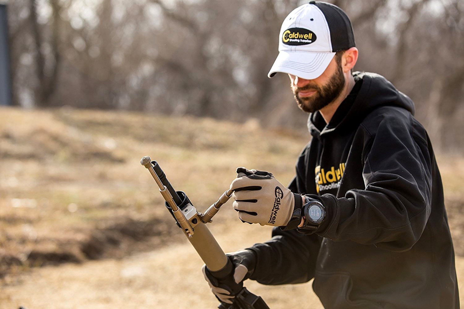 Dwójnóg stały AR PRO TAN Caldwell 534455 zapewnia stabilne podparcie podczas strzelania. Dwójnóg można przymocować do każdej broni palnej wyposażonej w szynę Piccatiny. Aluminiowa konstrukcja, zapewnia niską wagę, a nóżki można łatwo regulować. Aluminium zostało twardo anodyzowane w celu zapewnienia lepszej odporności na zniszczenia. Miękkie gumowe nakładki na nóżki zapewniają lepszą stabilność. Długość nóżek od 7 do 9 cali. - LifeGun.pl Dwójnog Bipod AR PRO TAN Caldwell 534455-4