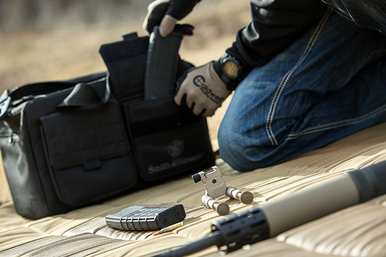 Dwójnóg stały AR PRO TAN Caldwell 534455 zapewnia stabilne podparcie podczas strzelania. Dwójnóg można przymocować do każdej broni palnej wyposażonej w szynę Piccatiny. Aluminiowa konstrukcja, zapewnia niską wagę, a nóżki można łatwo regulować. Aluminium zostało twardo anodyzowane w celu zapewnienia lepszej odporności na zniszczenia. Miękkie gumowe nakładki na nóżki zapewniają lepszą stabilność. Długość nóżek od 7 do 9 cali. - LifeGun.pl Dwójnog Bipod AR PRO TAN Caldwell 534455-5