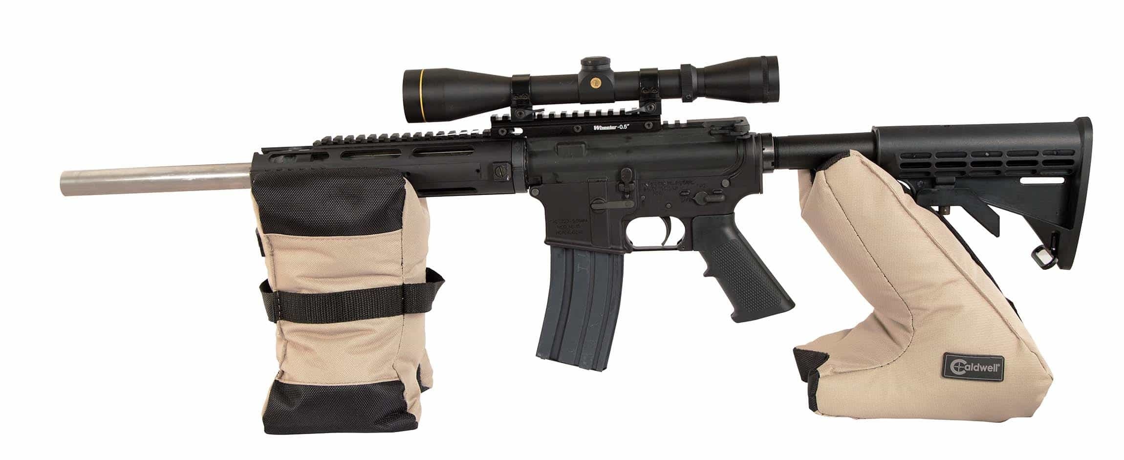 Zestaw Caldwell Deadshot 934693 został zaprojektowany, aby zapewnić optymalną, stabilną platformę do przestrzeliwania wszystkich karabinów opartych na konstrukcji AR-15 i LR 308. Innowacyjna tylna torba z podwójną konfiguracją zapewnia idealne podparcie dla broni. Przednia torba o wysokim profilu ma idealną wysokość dla karabinów typu AR, dzięki czemu można swobodnie przestrzeliwać broń z długimi magazynkami o pojemności - LifeGun.pl Worki do przestrzeliwania broni Caldwell Deadshot 934693-2