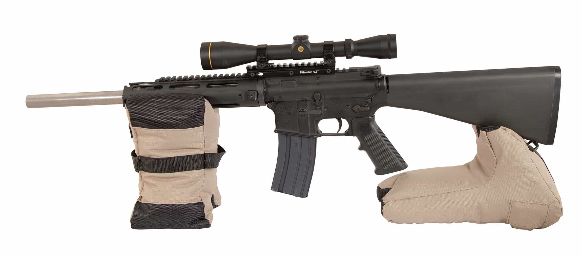 Zestaw Caldwell Deadshot 934693 został zaprojektowany, aby zapewnić optymalną, stabilną platformę do przestrzeliwania wszystkich karabinów opartych na konstrukcji AR-15 i LR 308. Innowacyjna tylna torba z podwójną konfiguracją zapewnia idealne podparcie dla broni. Przednia torba o wysokim profilu ma idealną wysokość dla karabinów typu AR, dzięki czemu można swobodnie przestrzeliwać broń z długimi magazynkami o pojemności - LifeGun.pl Worki do przestrzeliwania broni Caldwell Deadshot 934693-3