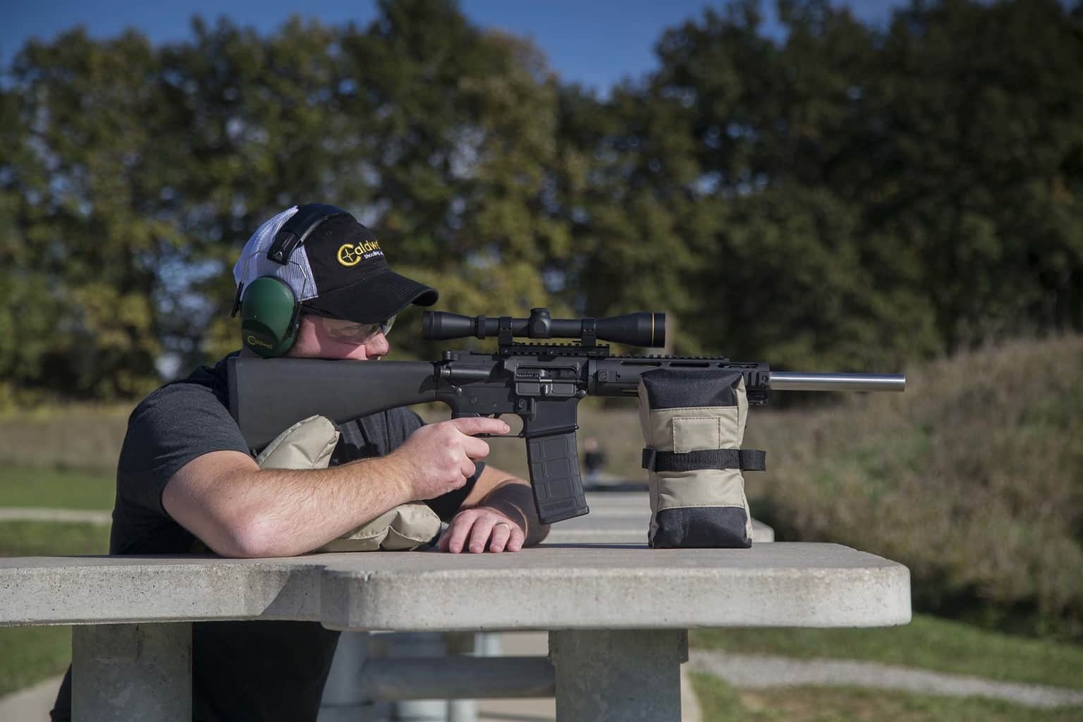 Zestaw Caldwell Deadshot 934693 został zaprojektowany, aby zapewnić optymalną, stabilną platformę do przestrzeliwania wszystkich karabinów opartych na konstrukcji AR-15 i LR 308. Innowacyjna tylna torba z podwójną konfiguracją zapewnia idealne podparcie dla broni. Przednia torba o wysokim profilu ma idealną wysokość dla karabinów typu AR, dzięki czemu można swobodnie przestrzeliwać broń z długimi magazynkami o pojemności - LifeGun.pl Worki do przestrzeliwania broni Caldwell Deadshot 934693-5