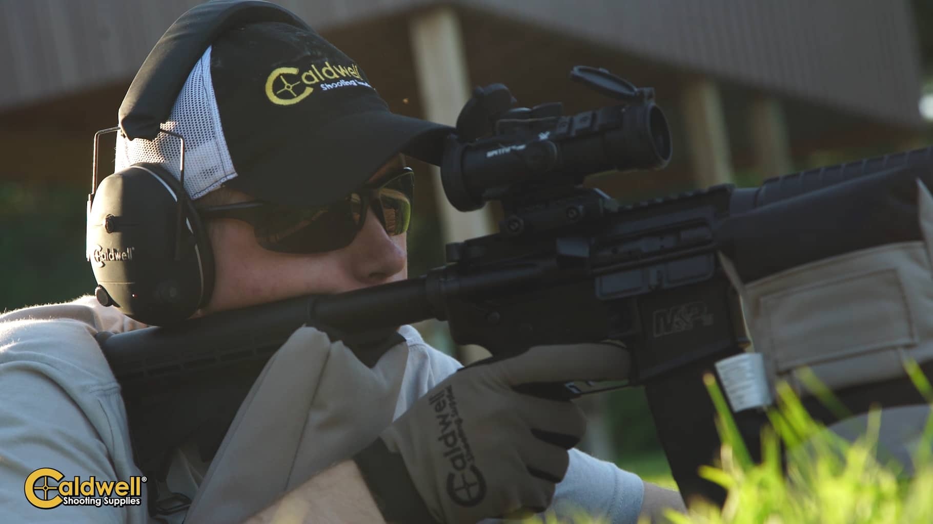 Zestaw Caldwell Deadshot 934693 został zaprojektowany, aby zapewnić optymalną, stabilną platformę do przestrzeliwania wszystkich karabinów opartych na konstrukcji AR-15 i LR 308. Innowacyjna tylna torba z podwójną konfiguracją zapewnia idealne podparcie dla broni. Przednia torba o wysokim profilu ma idealną wysokość dla karabinów typu AR, dzięki czemu można swobodnie przestrzeliwać broń z długimi magazynkami o pojemności - LifeGun.pl Worki do przestrzeliwania broni Caldwell Deadshot 934693-7