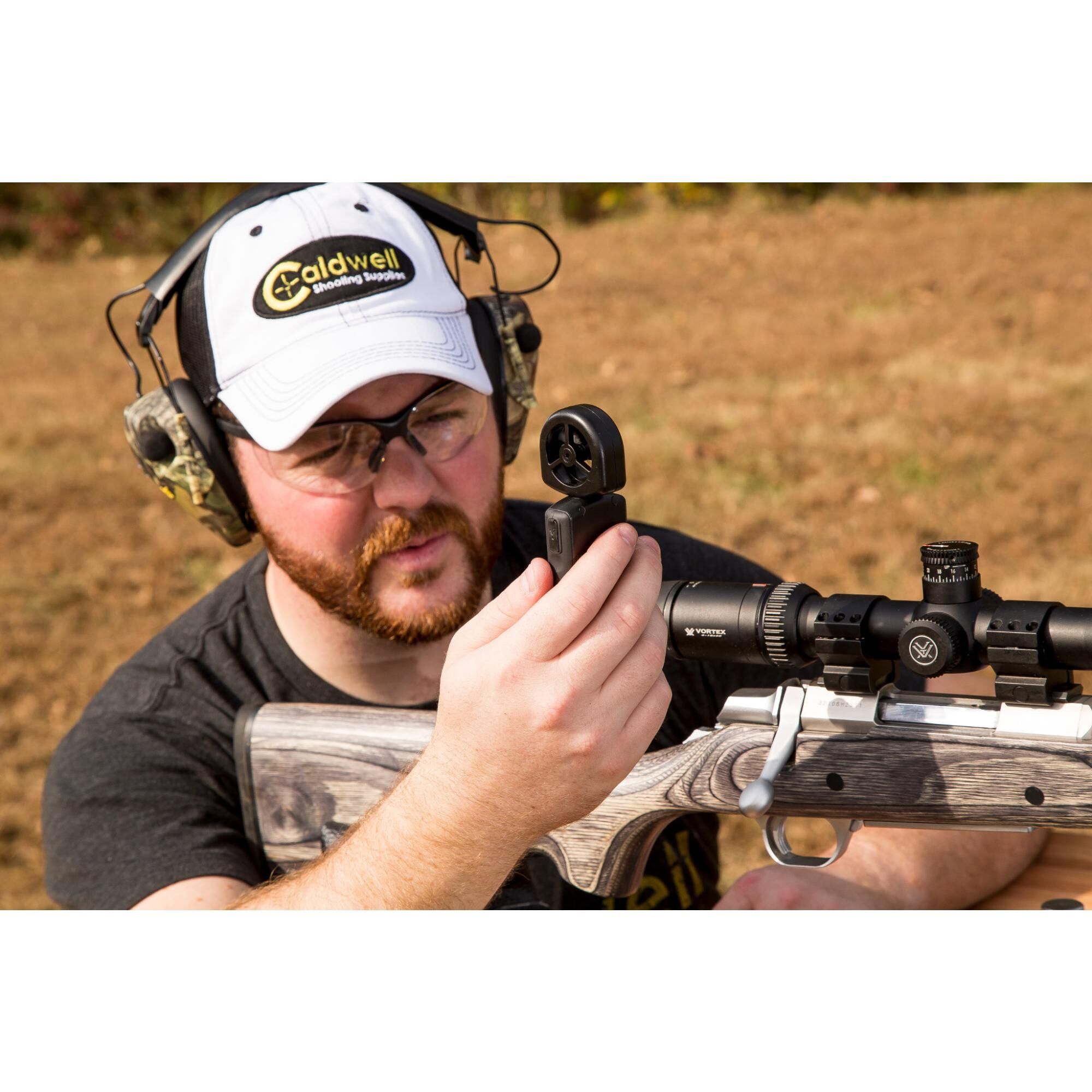 Miernik Wiatru Cross Wind Professional Caldwell 112500 Miernik wiatru Cross Wind Professional od firmy Caldwell, został zaprojektowany, aby był idealnym narzędziem do wskazywania prędkości wiatru. Znajomość prędkości wiatru daje strzelcowi możliwość oceny toru lotu pocisku w różnych warunkach atmosferycznych. Ten kompaktowy miernik wiatru odczytuje wiatr i temperaturę powietrza. Antypoślizgowe gumowe etui chroni urządzenie i zapewnia - LifeGun.pl Miernik Wiatru Cross Wind Professional Caldwell 112500-5