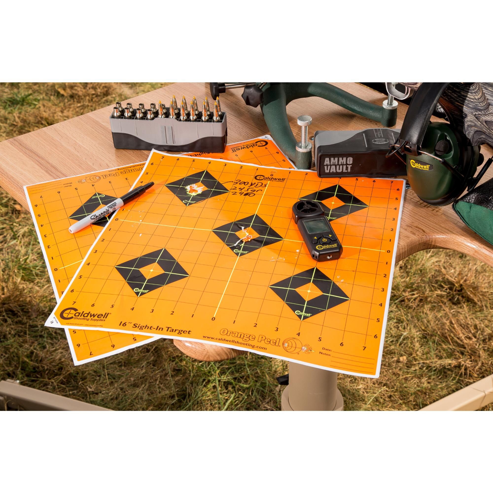 Miernik Wiatru Cross Wind Professional Caldwell 112500 Miernik wiatru Cross Wind Professional od firmy Caldwell, został zaprojektowany, aby był idealnym narzędziem do wskazywania prędkości wiatru. Znajomość prędkości wiatru daje strzelcowi możliwość oceny toru lotu pocisku w różnych warunkach atmosferycznych. Ten kompaktowy miernik wiatru odczytuje wiatr i temperaturę powietrza. Antypoślizgowe gumowe etui chroni urządzenie i zapewnia - LifeGun.pl Miernik Wiatru Cross Wind Professional Caldwell 112500-6