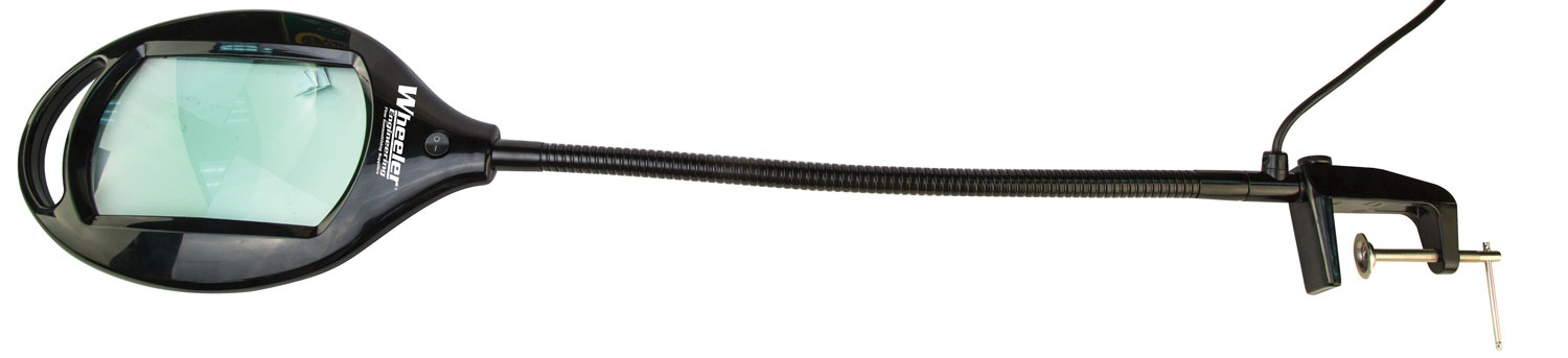 Lupa rusznikarska z podświetleniem Wheeler 110182. Wyposażona w soczewkę z powiększeniem 1.75 / 3 dioptrie, źródłem światła jest 40 wbudowanych diod LED o łącznej mocy 400 lumenów. Narzędzie łatwo przymocować do biurka bądź stołu przy pomocy zacisku typu C, łatwo też dostosować je do własnych potrzeb dzięki regulowanej i giętkiej rączce. Cechy: 3 dioptrie / 1.75x powiększenia Wbudowane - LifeGun.pl Lupa powiększająca z podświetleniem Wheeler 110182-1