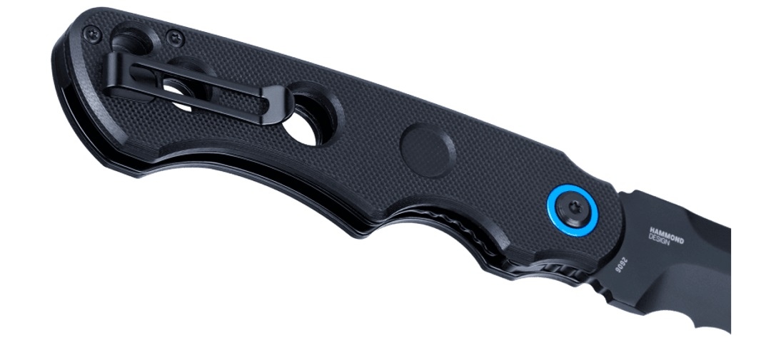 Nóż CRKT 2606 A.B.C. CECHY: Typ ostrza: Tanto Stal: 12C27 Ostrze: Veff Serration Wykończenie ostrza: oksydowane Rękojeść: G10 WYMIARY: Długość ostrza: 86 mm Grubość ostrza: 3,15 mm Długość całkowita: 203 mm Długość po złożeniu: 116,5 mm Waga: 110,5 g Link do noża na stronie producenta: https://www.crkt.com/knife/abc-black-assisted-folding-knife-with-liner-lock?sku=2606 - LifeGun.pl Nóż CRKT 2606 A.B.C.-3