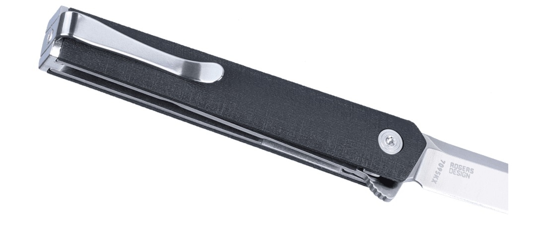 Nóż CRKT 7095KX CEO Compact Black CEO Compact to zaprojektowany przez znanego i cenionego knifemaker'a z Nowego Meksyku Richarda Rogersa, lekki i kompaktowy nóż przeznaczony do codziennego użytku (EDC).Głownia wykonana została ze stali nierdzewnej 1.4116, która charakteryzuje się łatwością ostrzenia, dobrym trzymaniem ostrości i wysoką odpornością na korozję. Posiada profil Clip-Point i satynowe wykończenie.Rękojeść wykonana ze wzmocnionego włóknem szklanym nylonu, dzięki antypoślizgowej - LifeGun.pl Nóż CRKT 7095KX CEO Compact Black-5