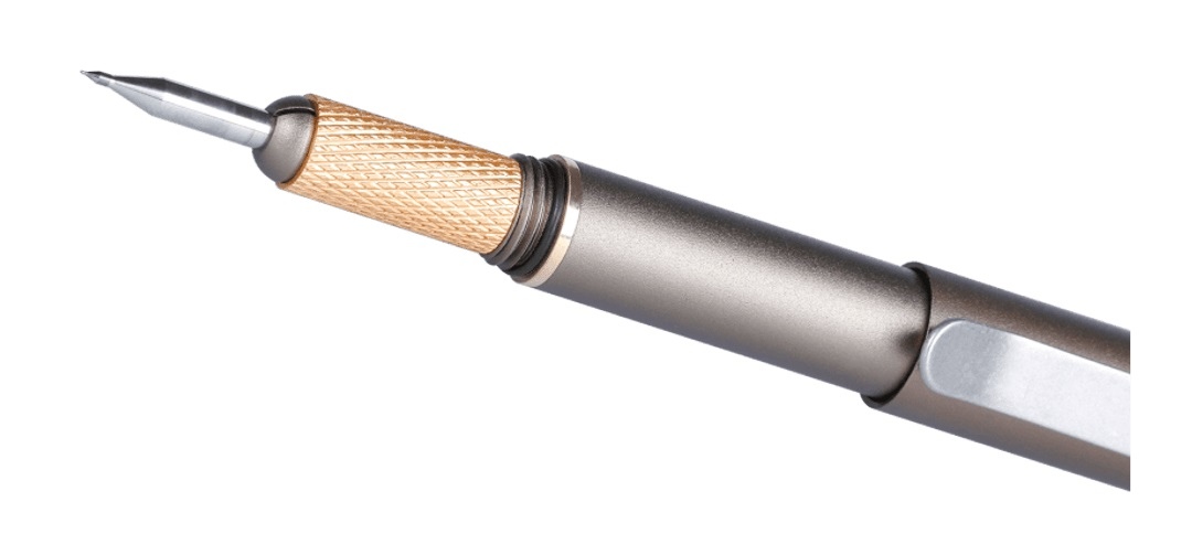 Długopis taktyczny CRKT Collet Pen TPENWU Czy to tylko długopis? Zdecydowanie nie! Pod tylną zatyczką znajduje się końcówka z węglika wolframu, która jest wystarczająco mocna, aby oznaczać większość twardych materiałów. CECHY: Końcówka z węglika wolframu działa na większości twardych materiałów Wkład atramentowy opracowany do ekstremalnych warunków środowiskowych Korpus aluminiowy łączy w sobie wysoką wytrzymałość z - LifeGun.pl Długopis taktyczny CRKT Collet Pen TPENWU-3